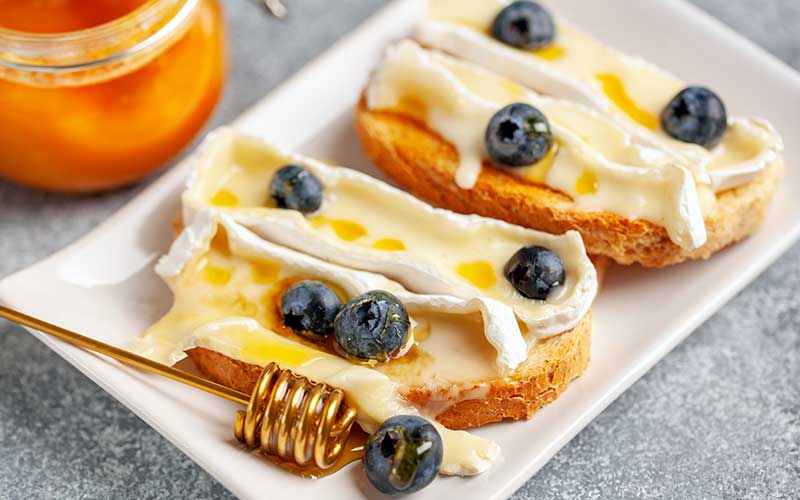colazione con formaggio e frutta